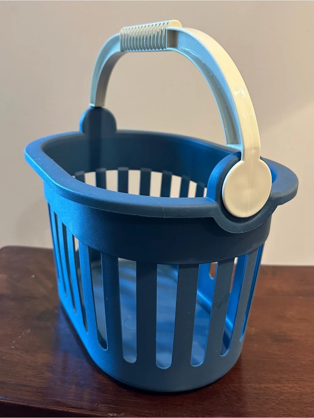 Child sized shopping basket • toy • kids